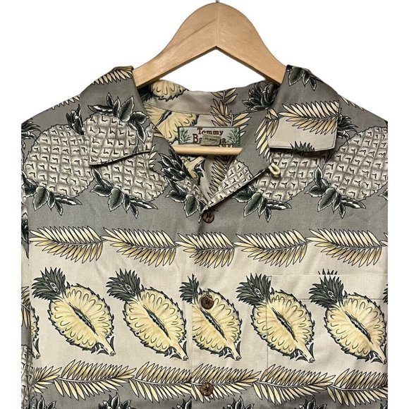 Tommy Bahama Men's Button Front‎ Hawaiian Shirt Green Pineapples Silk Size M euc - Picture 2 of 6